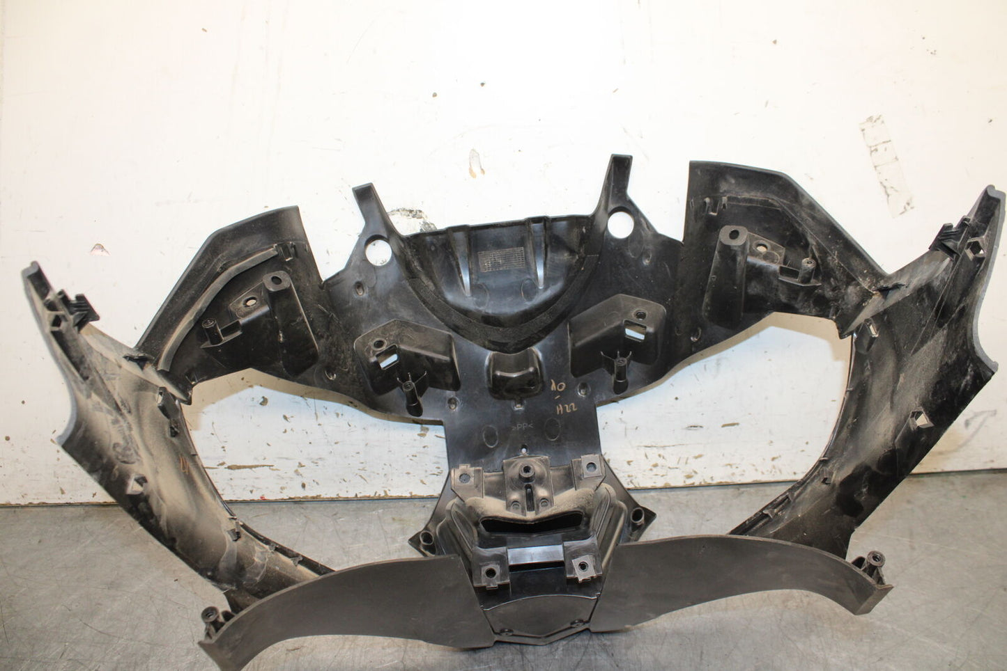 19-24 YAMAHA R3 FRONT CENTER COWL FAIRING BB736