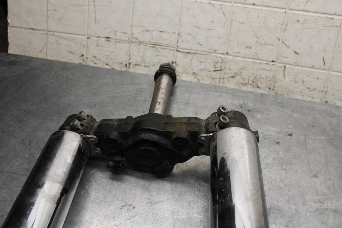 2005 Kawasaki Vulcan 1600 VN1600D Nomad FRONT LOWER TRIPLE TREE STEM BB556