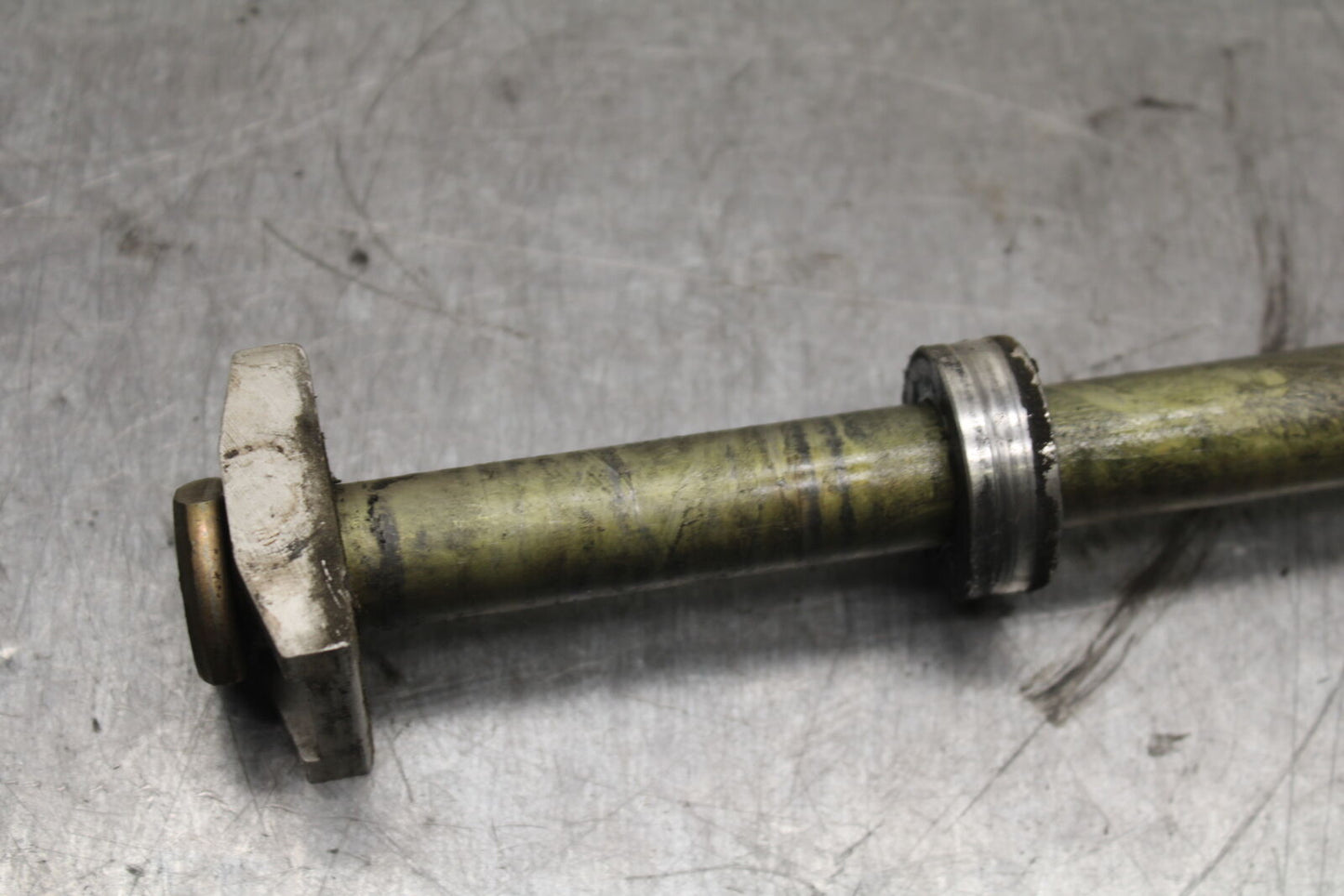 03-04 TRIUMPH DAYTONA 600 REAR AXLE BACK WHEEL RIM PIVOT BOLT AXEL BB745