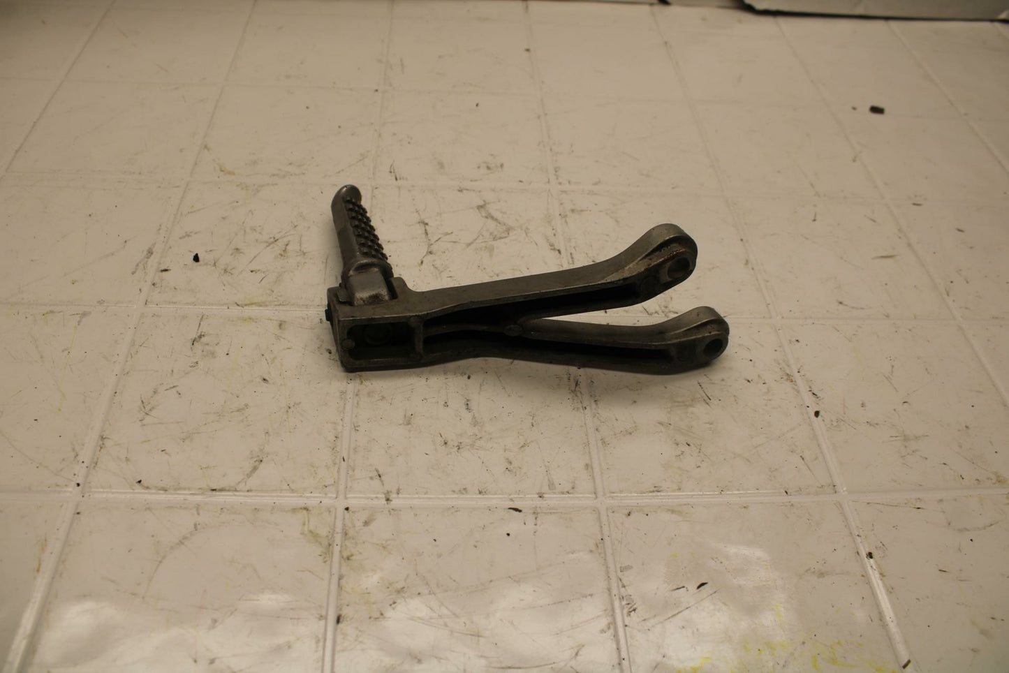 02-03 KAWASAKI NINJA ZX9R ZX900F RIGHT REAR BACK PASSENGER PEG BB06