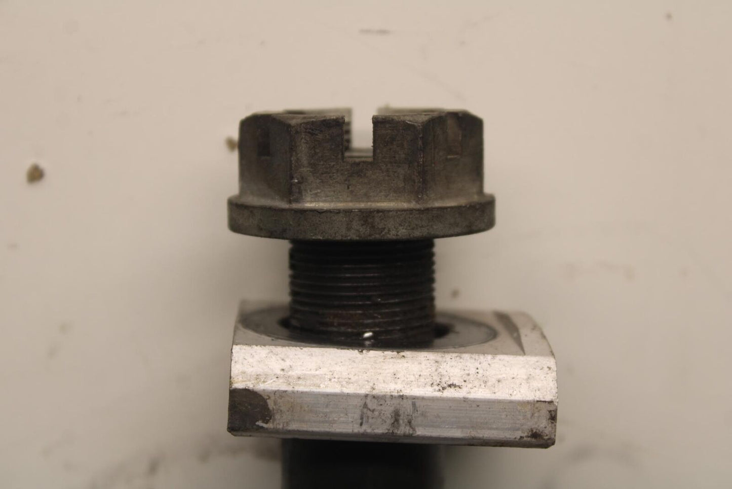 1999 Suzuki GSXR600 REAR AXLE BACK WHEEL RIM PIVOT BOLT AXEL 64711-33E30 BB608