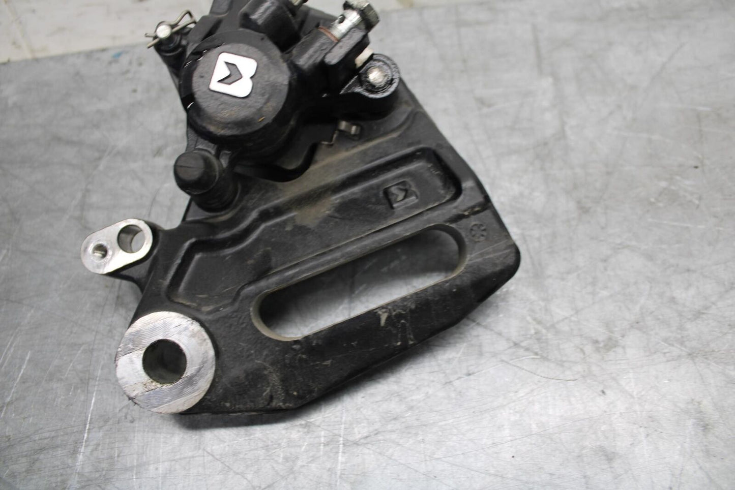 21 HUSQVARNA VITPILEN 401 REAR BACK BRAKE CALIPER W MOUNT BRACKET BB467
