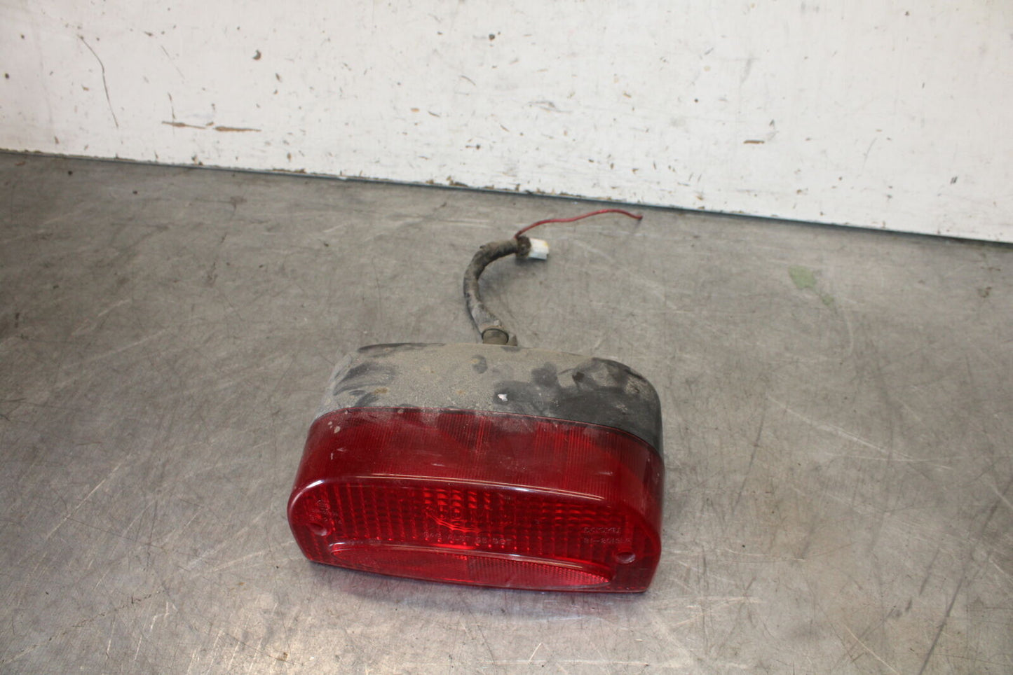 01-06 TRIUMPH TIGER 955I REAR TAIL TAILLIGHT BACK BRAKE LIGHT BB693