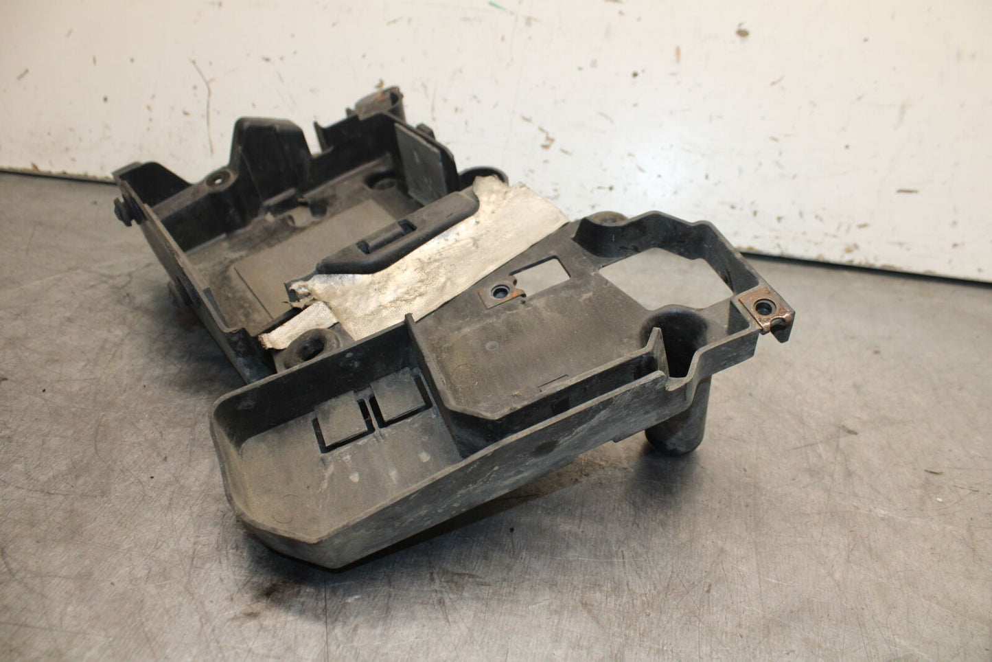 99-00 YAMAHA V STAR 1100 BATTERY TRAY BOX HOLDER BB711