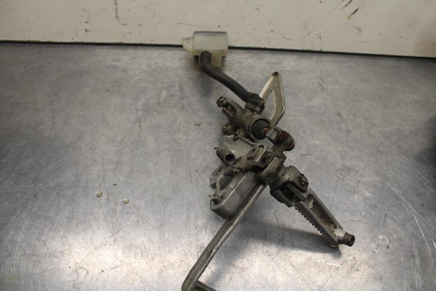 1999 Suzuki GSXR600 RIGHT REARSET REAR SET DRIVER FOOT PEG REST STOP BB608
