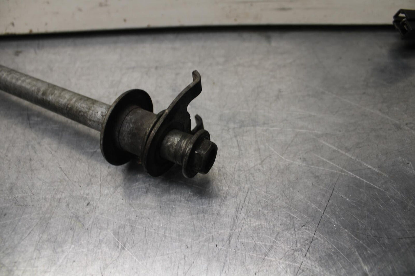 04-09 SUZUKI GS 500 FH GS500F REAR AXLE BACK WHEEL RIM PIVOT BOLT AXEL BB97