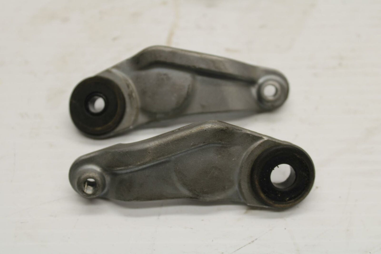 08-16 YAMAHA YZF R6 FRONT GAS TANK BRACKET MOUNT BB247