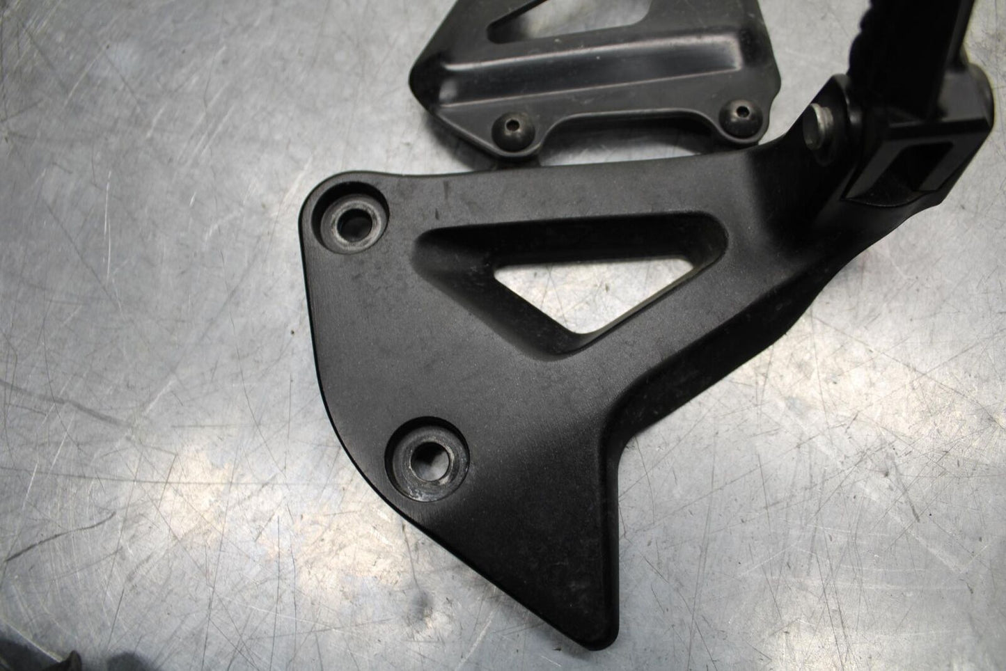 20 SUZUKI GSXR 1000 LEFT REARSET REAR SET DRIVER FOOT PEG REST STOP BB597