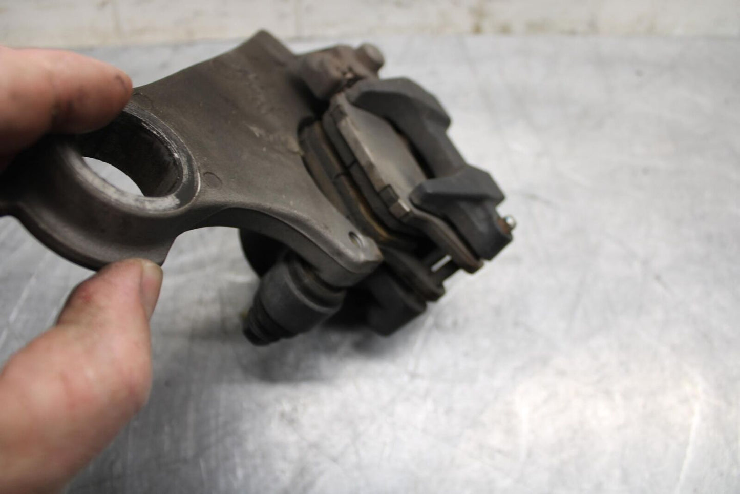07-08 YAMAHA YZF R1 REAR BRAKE CALIPER W MOUNT BRACKET 5VY-2580W-12-00 BB483