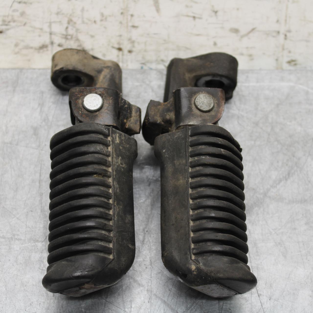 1977 Yamaha XS750 FRONT FOOT RESTS PEGS STEPS SET PAIR 1T4-27430-00-00 BB554