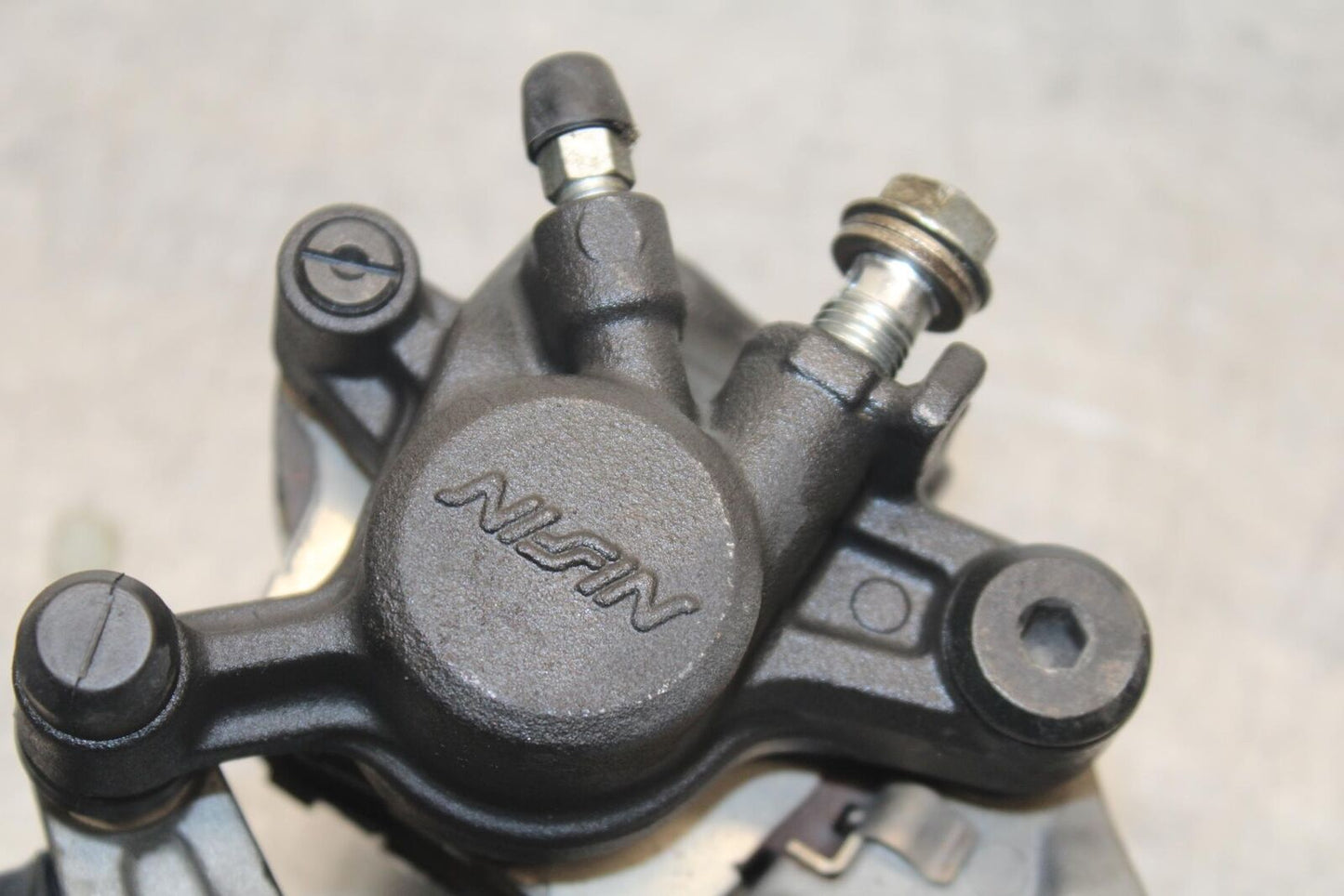 2011 Suzuki GSXR600 REAR BRAKE CALIPER W MOUNT BRACKET 69100-47H10-999 BB605