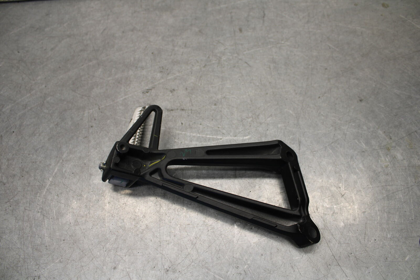 15-17 YAMAHA YZF R3 RIGHT REAR BACK PASSENGER PEG BB651