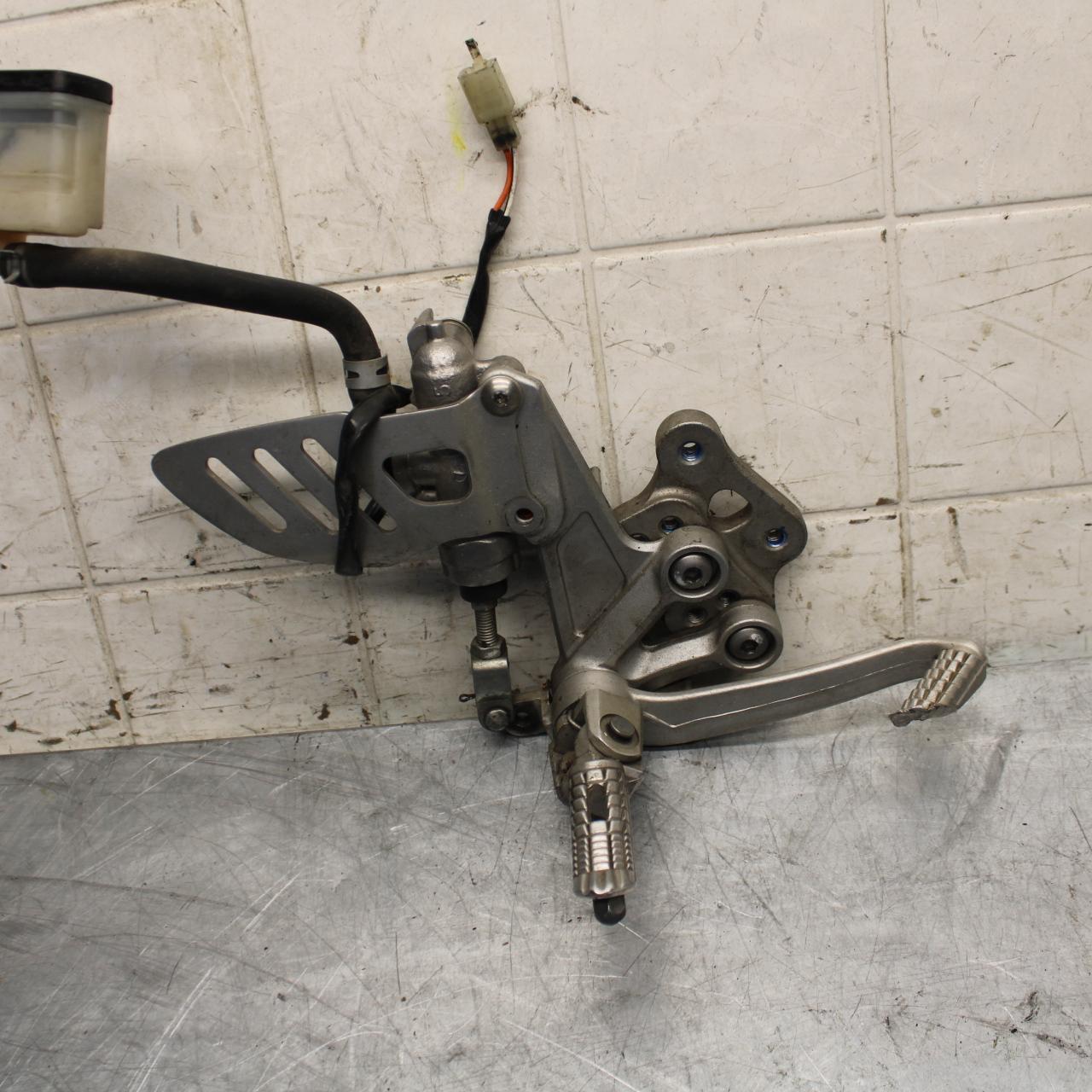 2008 Suzuki GSXR1000 RIGHT REARSET REAR SET DRIVER FOOT PEG REST STOP BB519