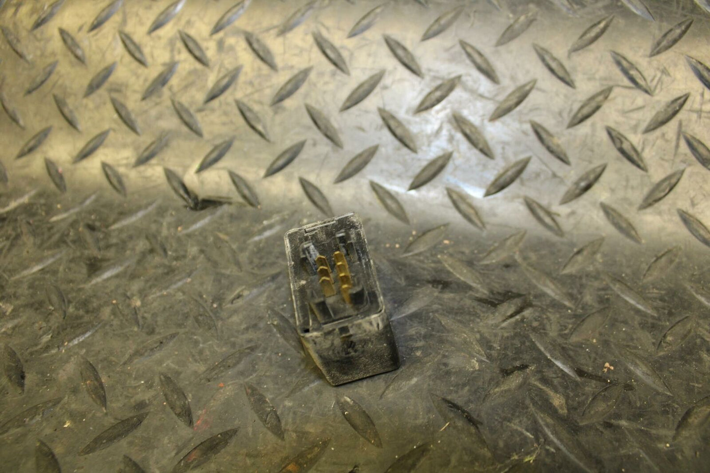 05-06 SUZUKI KATANA 750 GSX750F TURN SIGNAL BLINKER RELAY FLASHER SWITCH bb166