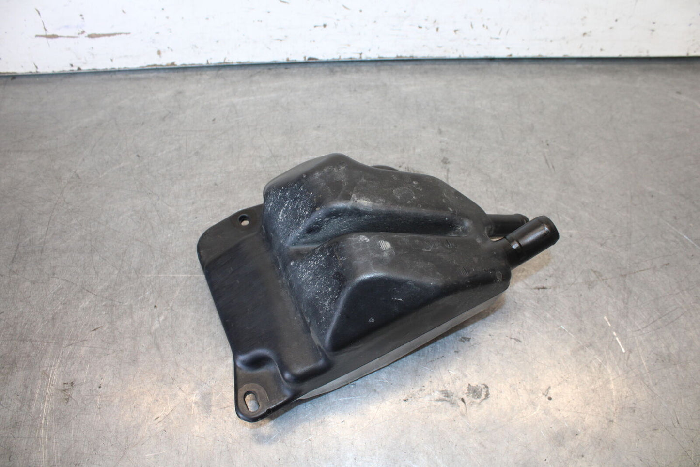 06-07 DUCATI MONSTER 695 OIL BREATHER TANK BB674