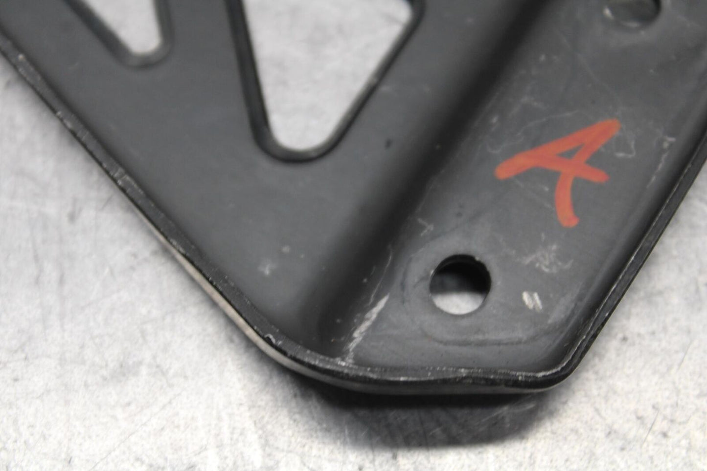 01-03 SUZUKI GSXR600 RIGHT SIDE HEEL GUARD BB639