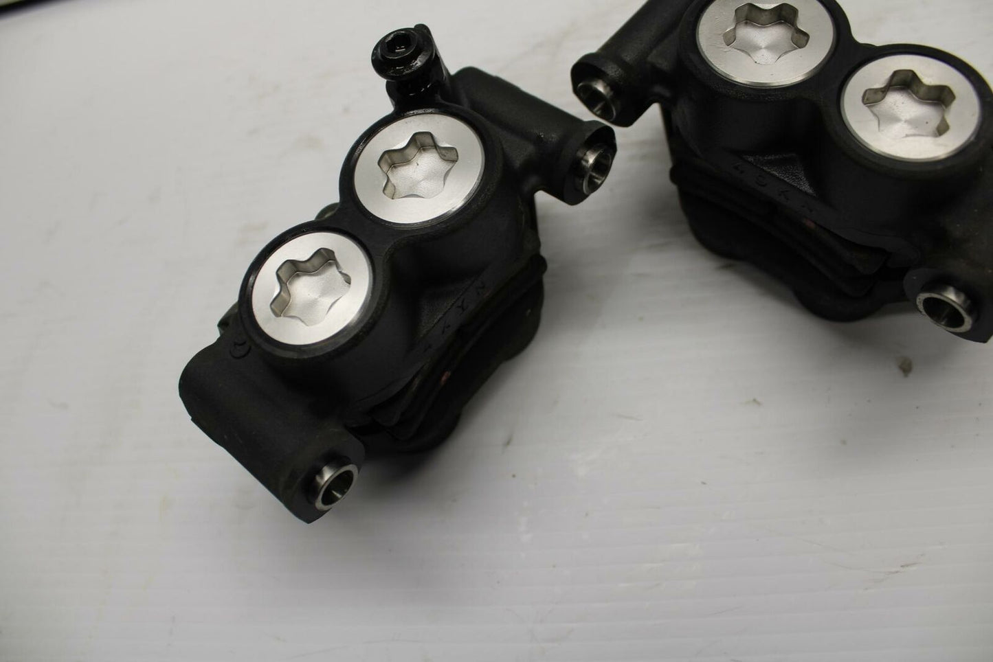 08-16 YAMAHA YZF R6 RIGHT LEFT FRONT BRAKE CALIPER SET PAIR CALIPERS BB247