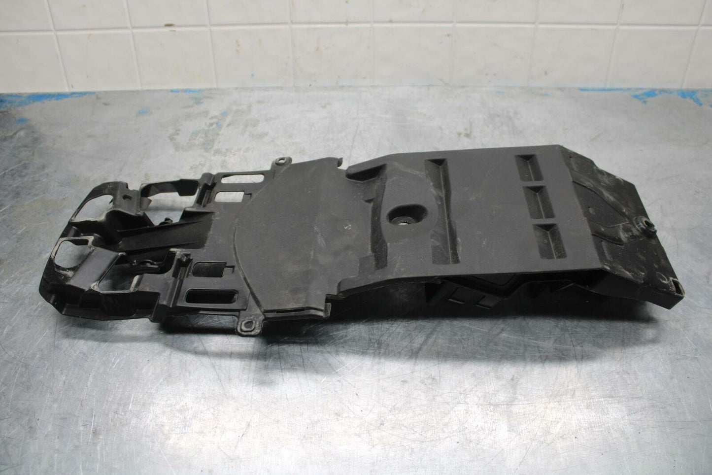 15-21 SUZUKI GSXR600 REAR BACK TAIL UNDERTAIL BATTERY TRAY PLASTIC BB418