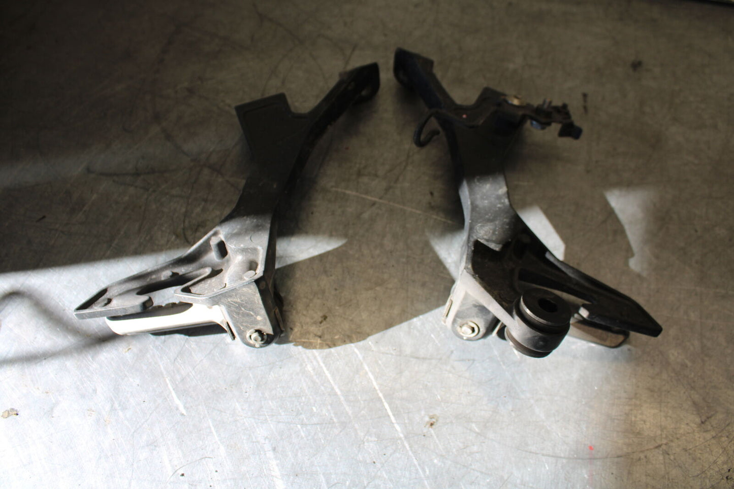19-22 KAWASAKI Z400 REAR BACK PASSENGER PEG SET PAIR BB708