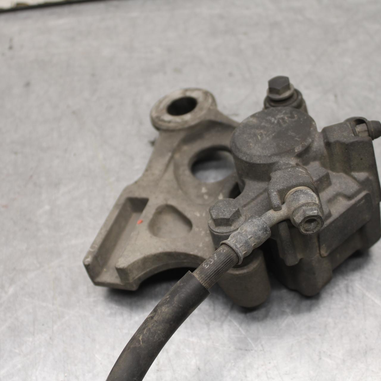 01-06 HONDA CBR600F4I REAR BRAKE CALIPER W MOUNT BRACKET 43150-MBW-006 BB644