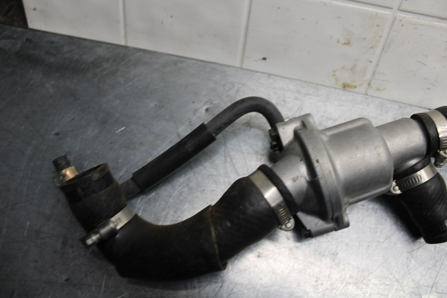 98-99 YAMAHA YZF R1 THERMOSTAT W HOUSING ASSEMBLY 4FM-12410-00-00 BB74
