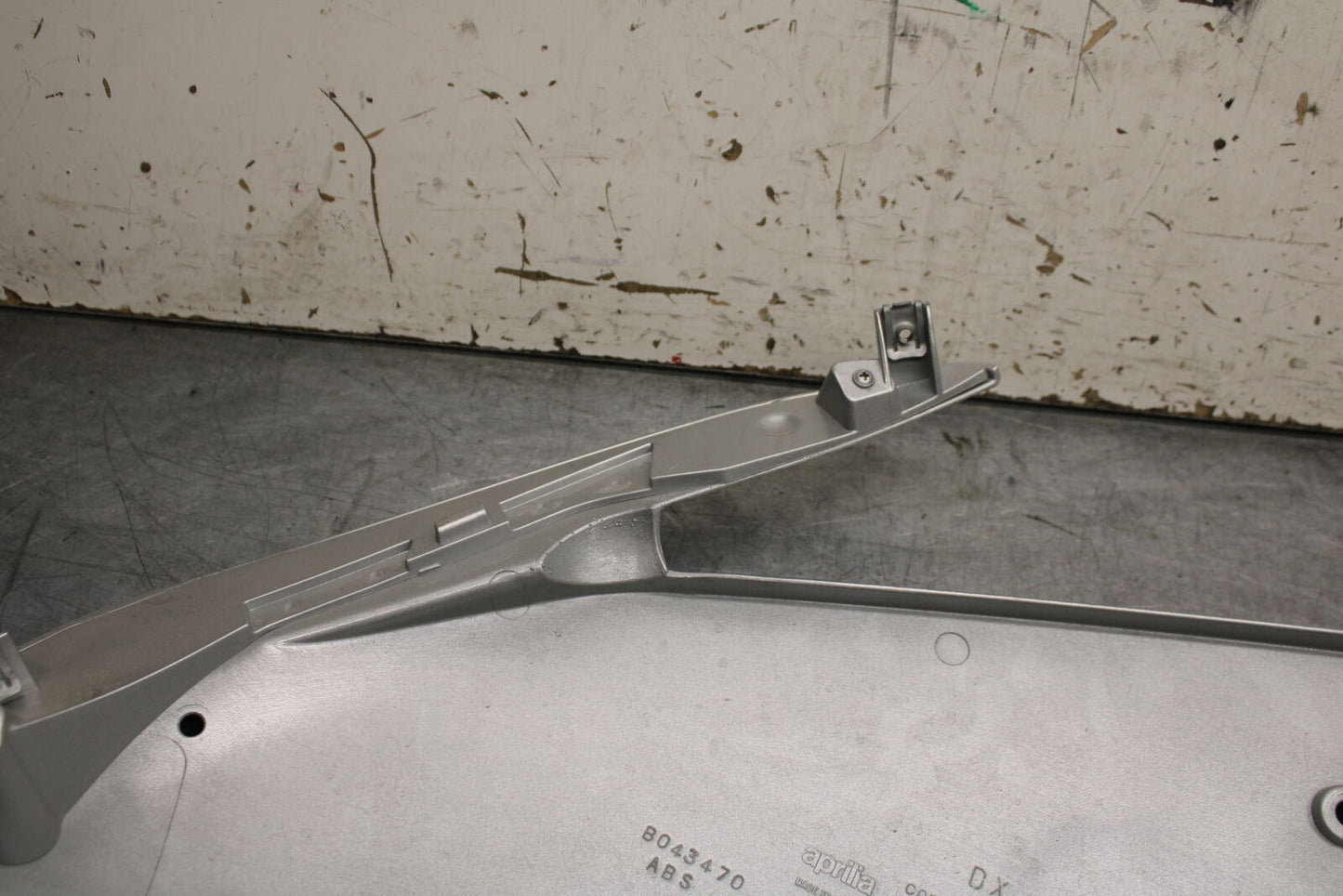 15-19 APRILIA RSV4 RF RIGHT MID UPPER SIDE FAIRING COWL PLASTIC BB611