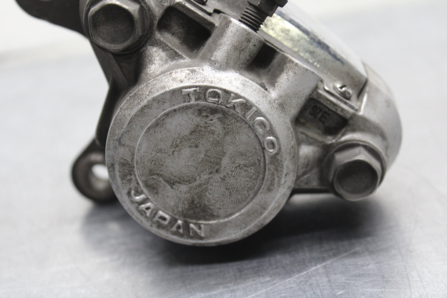 00 SUZUKI INTRUDER 1500 VL1500 RIGHT FRONT BRAKE CALIPER BB761