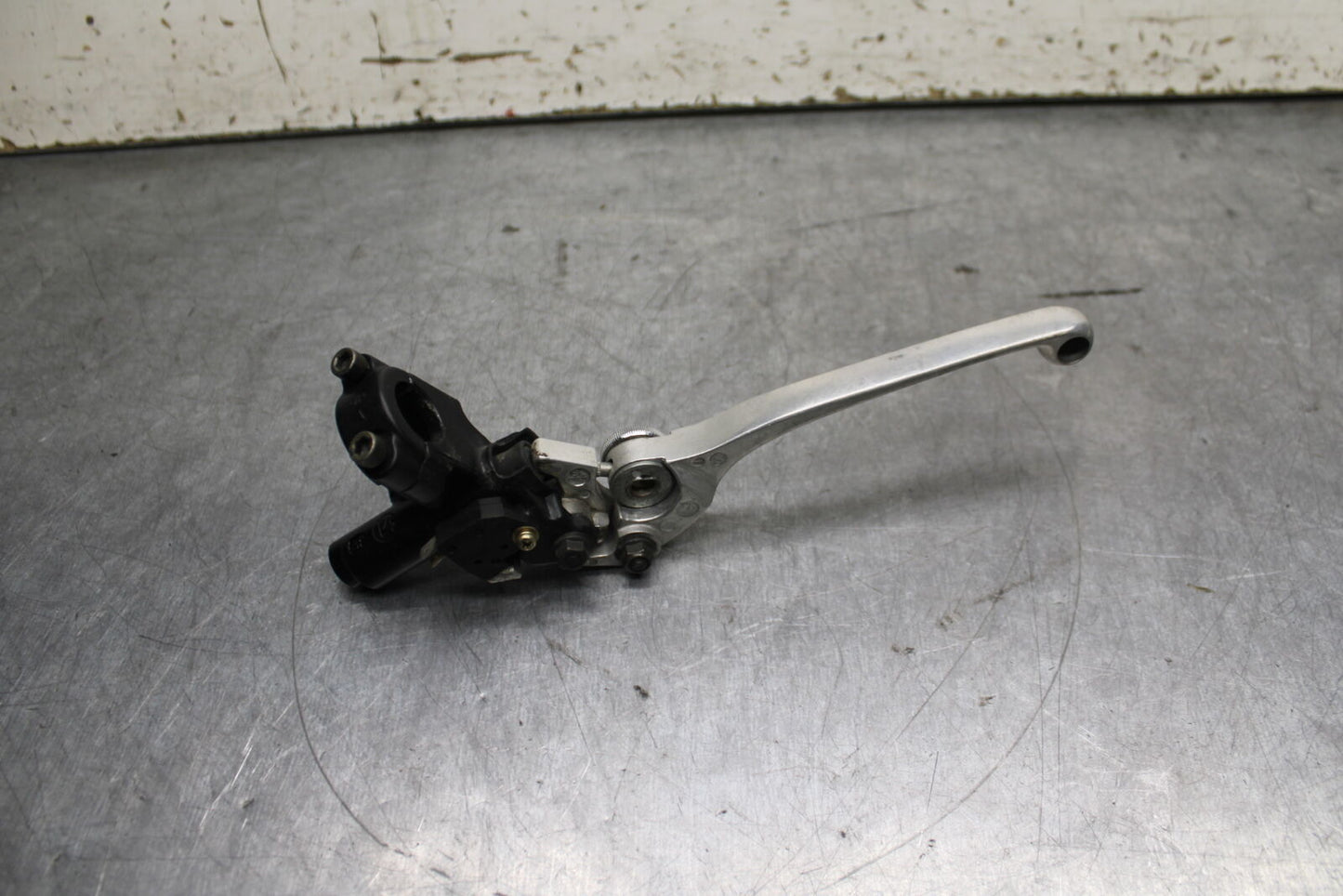 03-04 TRIUMPH DAYTONA 600 FRONT BRAKE MASTER CYLINDER w/ LEVER BB745