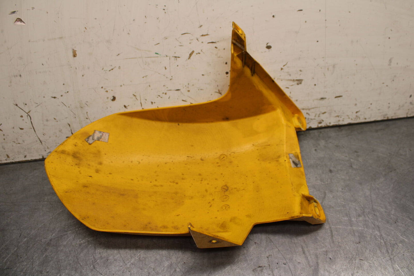 03-04 TRIUMPH DAYTONA 600 REAR BACK WHEEL TIRE HUGGER FENDER BB745