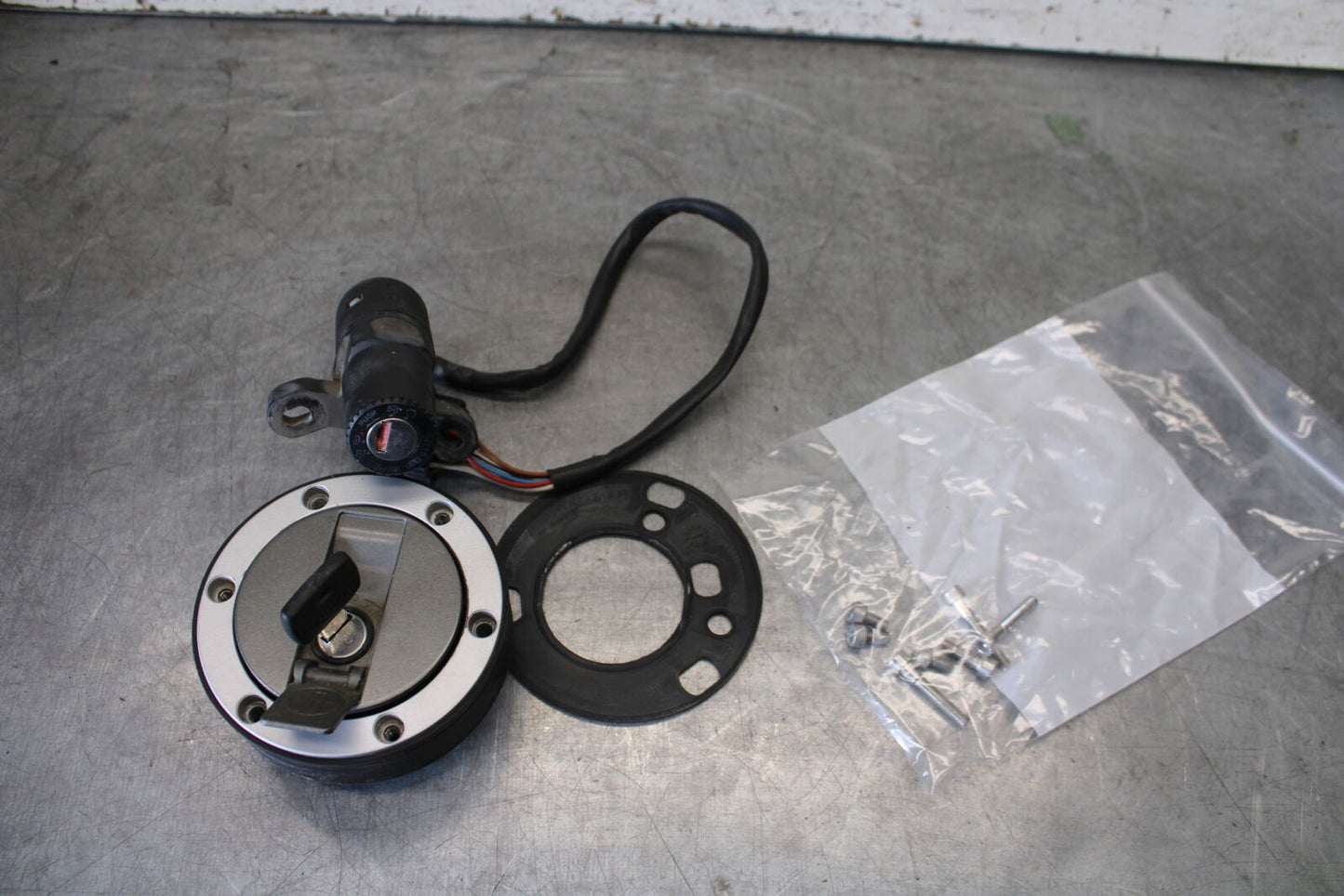 01-06 TRIUMPH TIGER 955I IGNITION LOCK KEY SET W/ GAS CAP BB693