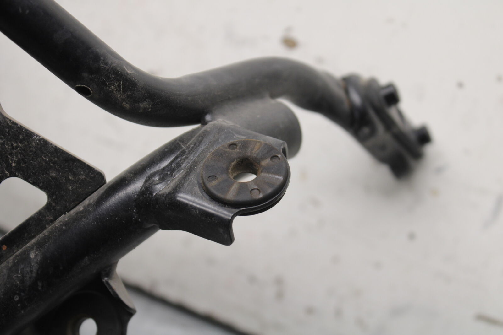 03-07 SUZUKI SV1000S UPPER FAIRING MIRROR GAUGES STAY BRACKET 94510-16G00 BB657