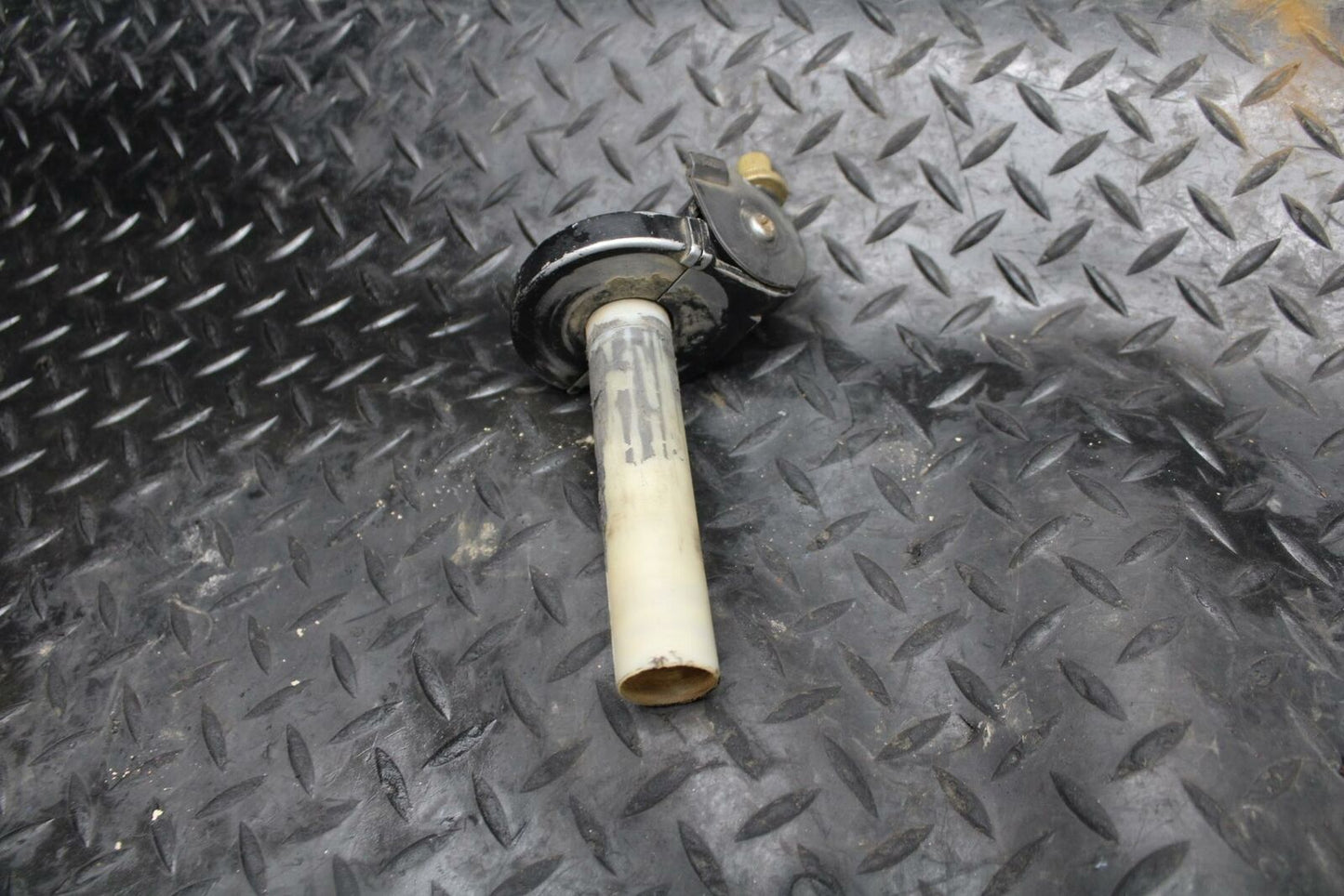 85-86 SUZUKI QUADRACER 250 RIGHT THROTTLE GRIP BB210