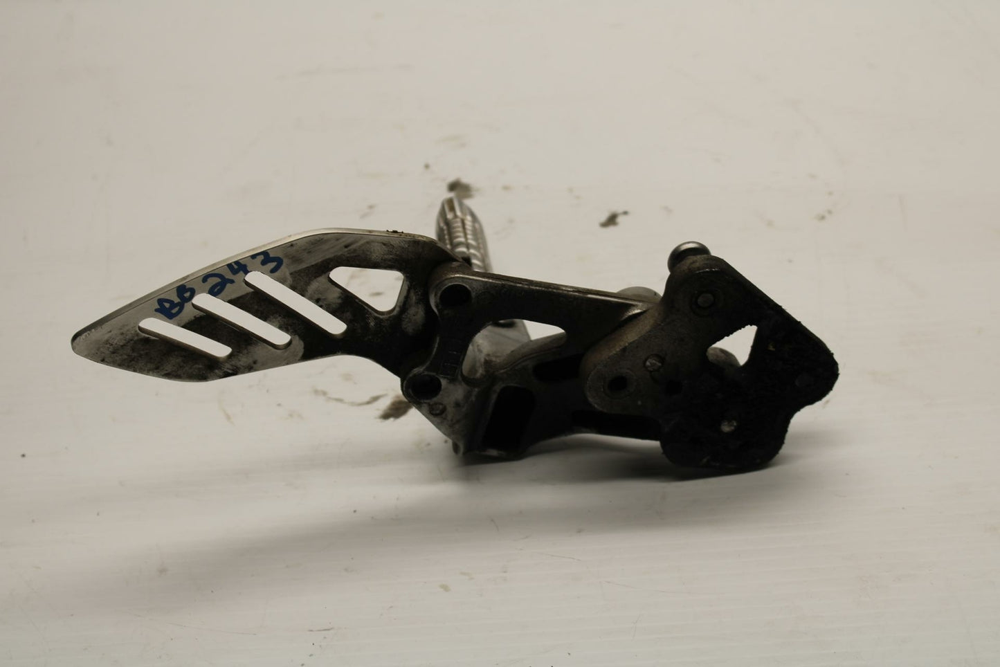 06-07 SUZUKI GSXR600 LEFT REARSET REAR SET DRIVER FOOT PEG REST STOP BB243