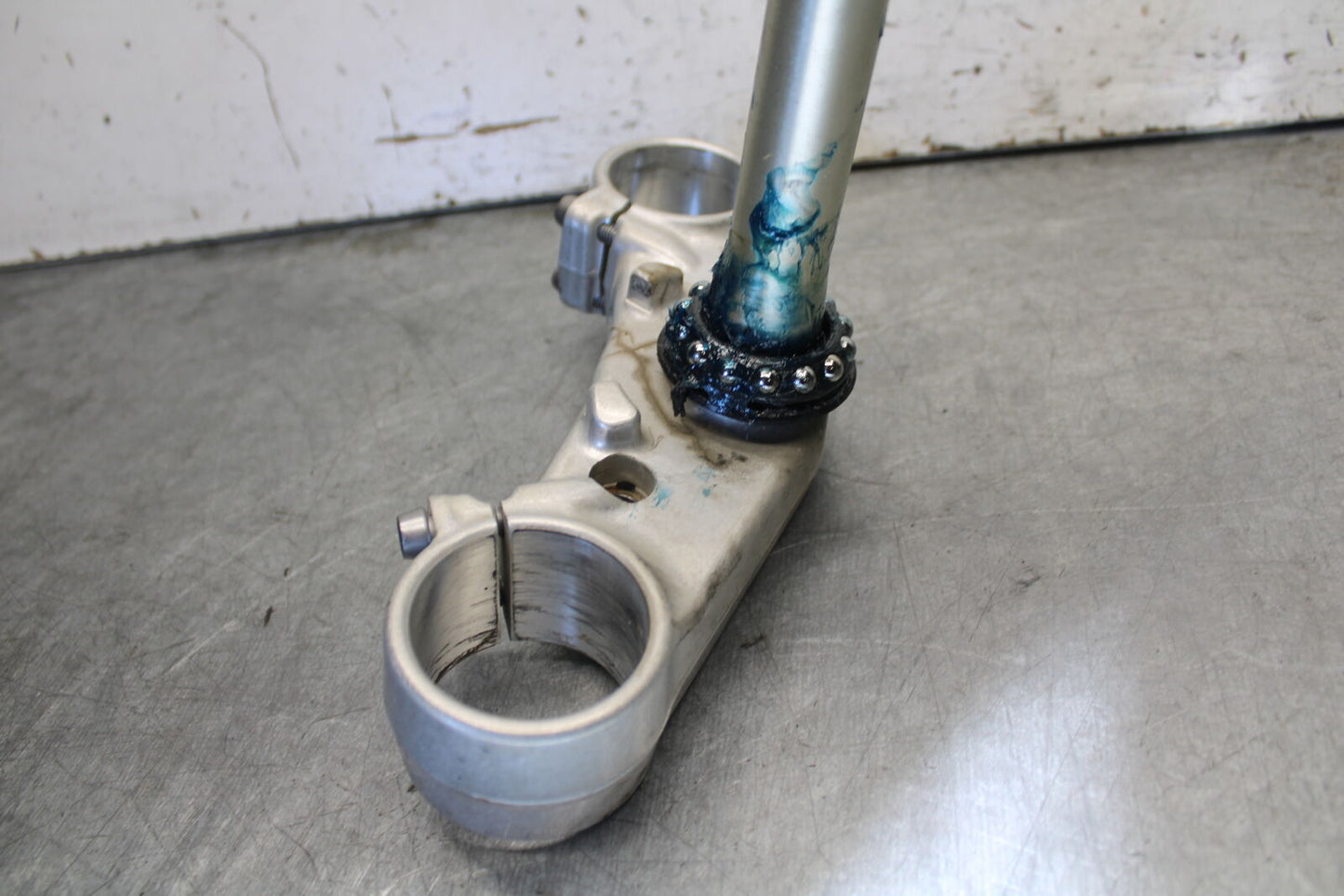 07-08 TRIUMPH DAYTONA 675 FRONT FORKS CLAMP LOWER TRIPLE TREE STEM BB685