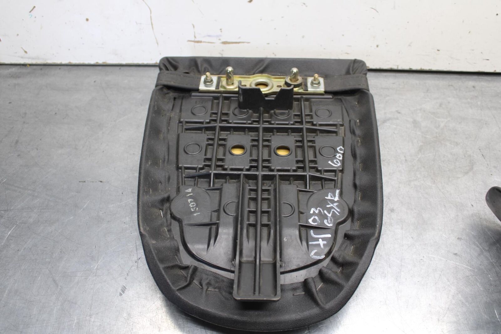 01-03 SUZUKI GSXR600 REAR BACK PASSENGER TANDEM SEAT PAD SADDLE PILLION BB621