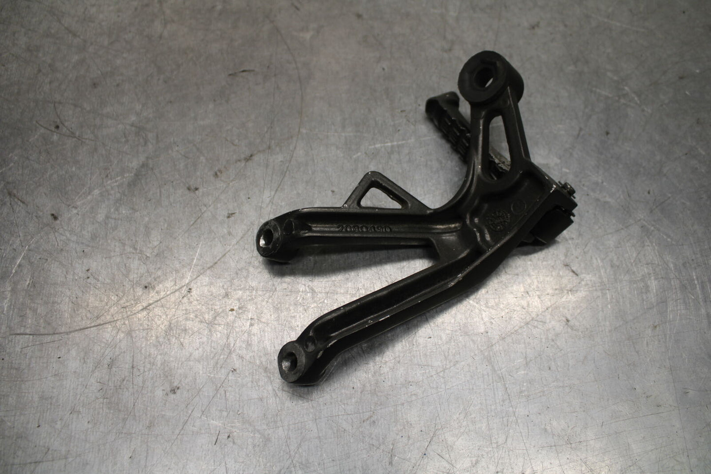 03-04 TRIUMPH DAYTONA 600 RIGHT REAR BACK PASSENGER PEG BB745