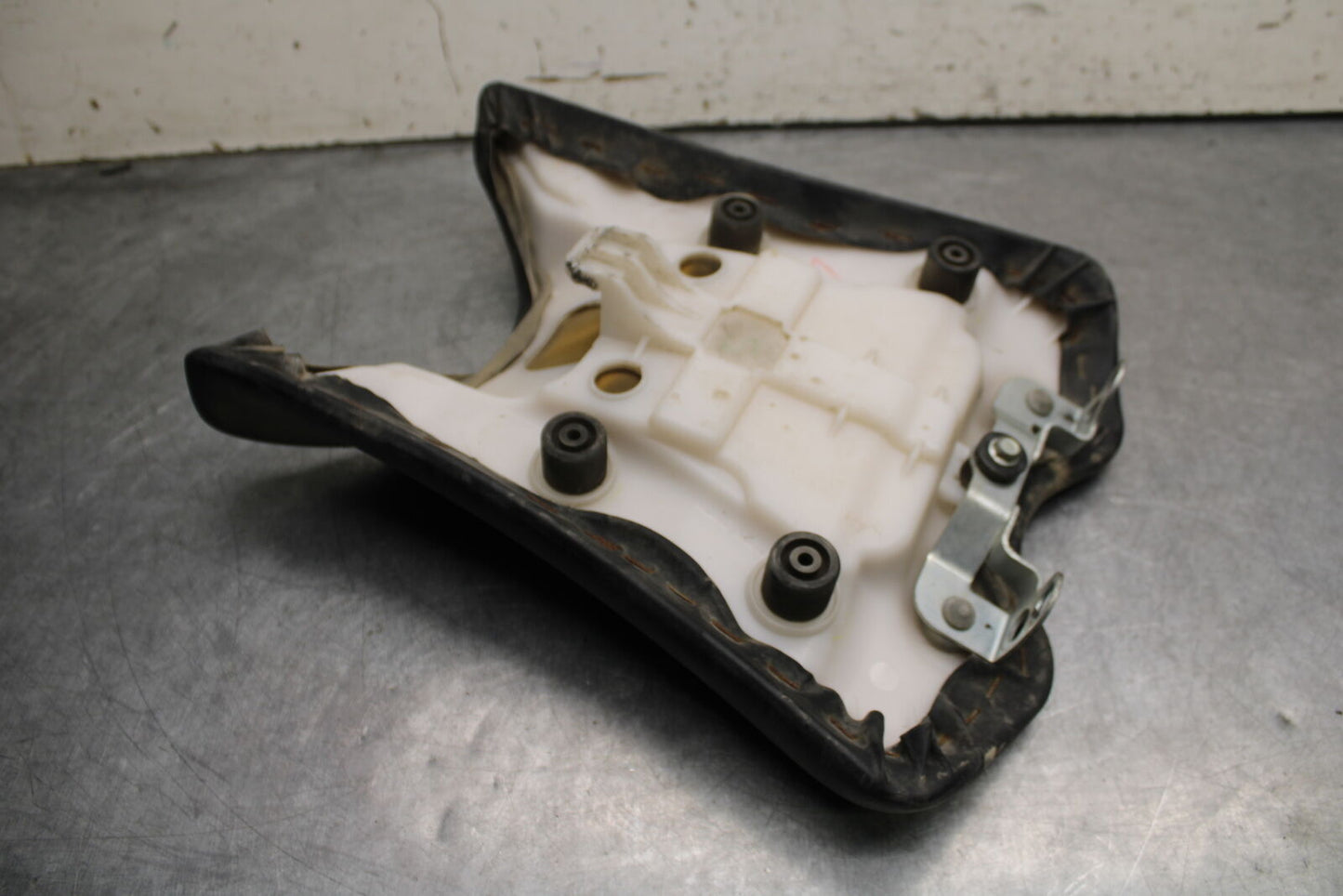 09-15 YAMAHA FZ6R FRONT DRIVERS SEAT PAD SADDLE PILLION BB686