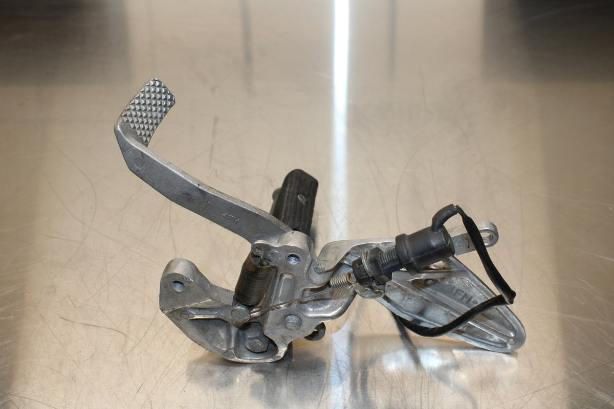 96 YAMAHA YZF750R RIGHT REARSET REAR SET DRIVER FOOT PEG REST STOP BB137