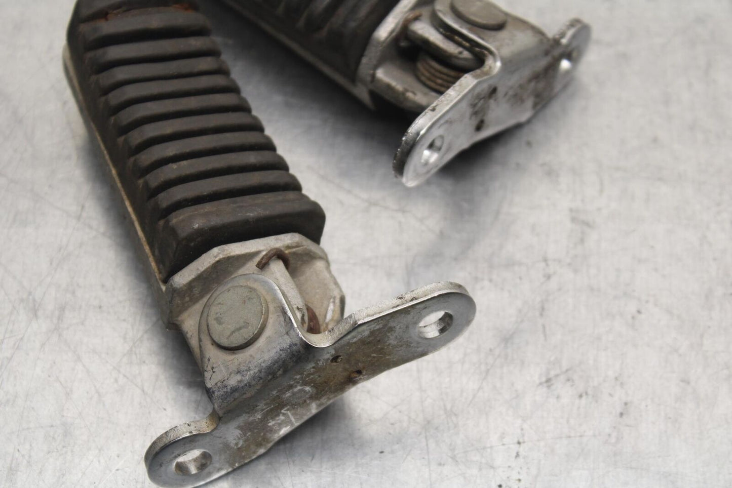 84-86 KAWASAKI GPZ900 FRONT FOOT RESTS PEGS STEPS SET PAIR BB84