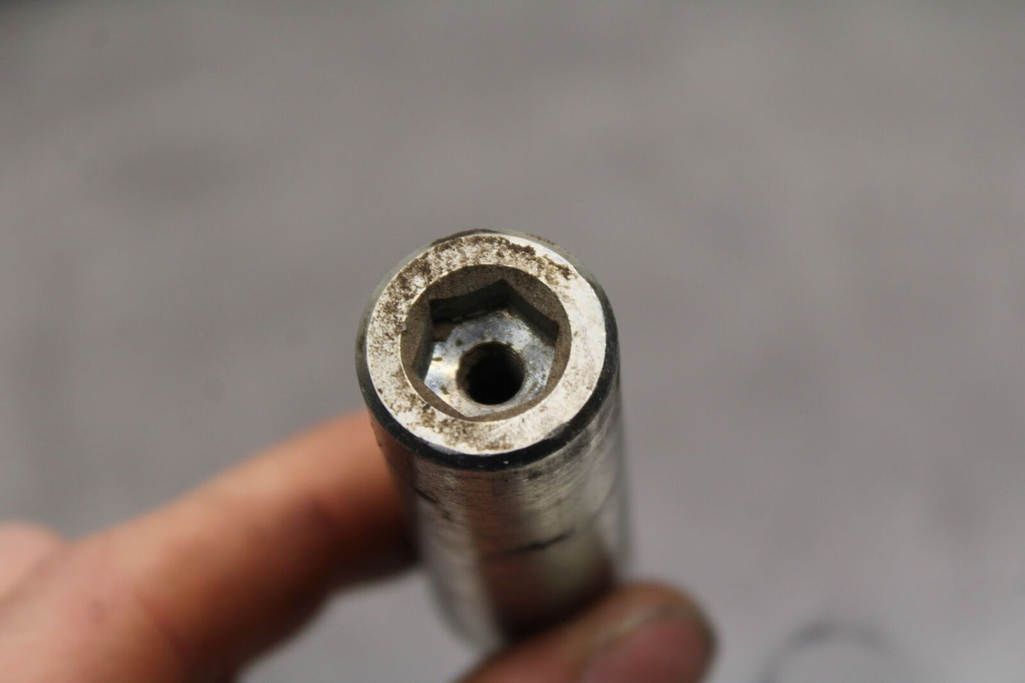 17-24 KTM 390 DUKE REAR AXLE BACK WHEEL RIM PIVOT BOLT AXEL BB734