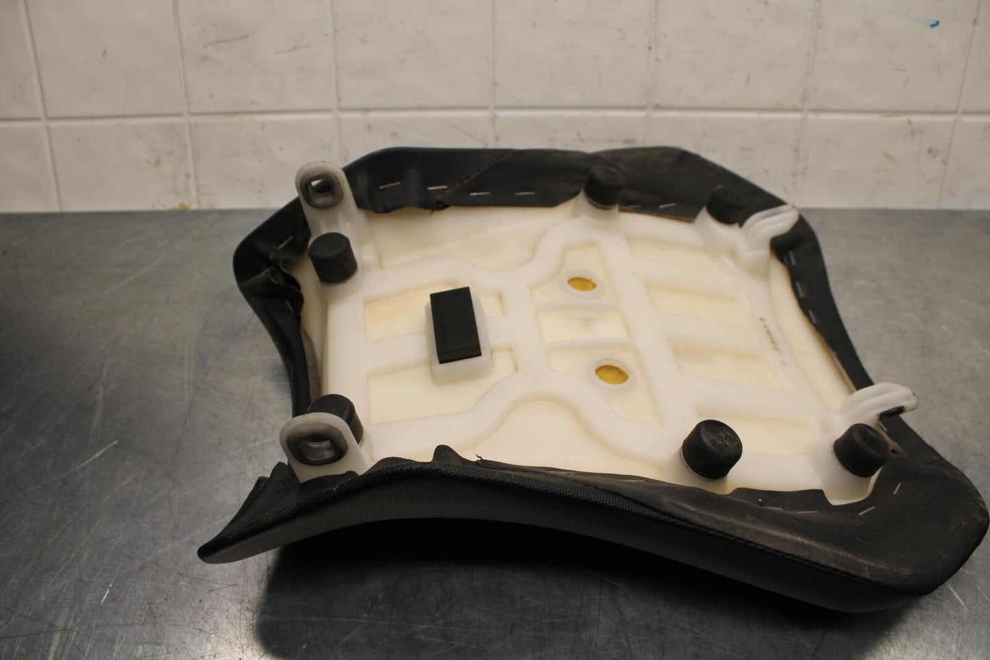 2017 Suzuki GSXR600 FRONT DRIVERS SEAT PAD SADDLE PILLION 45100-14J10-DW2 BB598