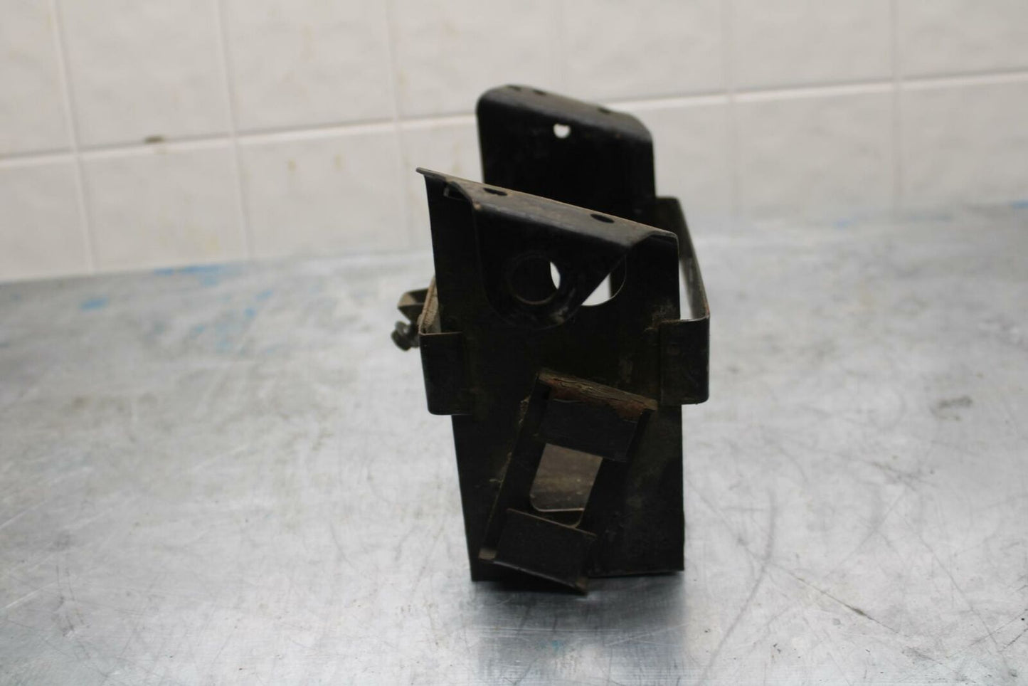 92 SUZUKI GSXR1100 REAR BACK TAIL UNDERTAIL BATTERY TRAY PLASTIC BB411