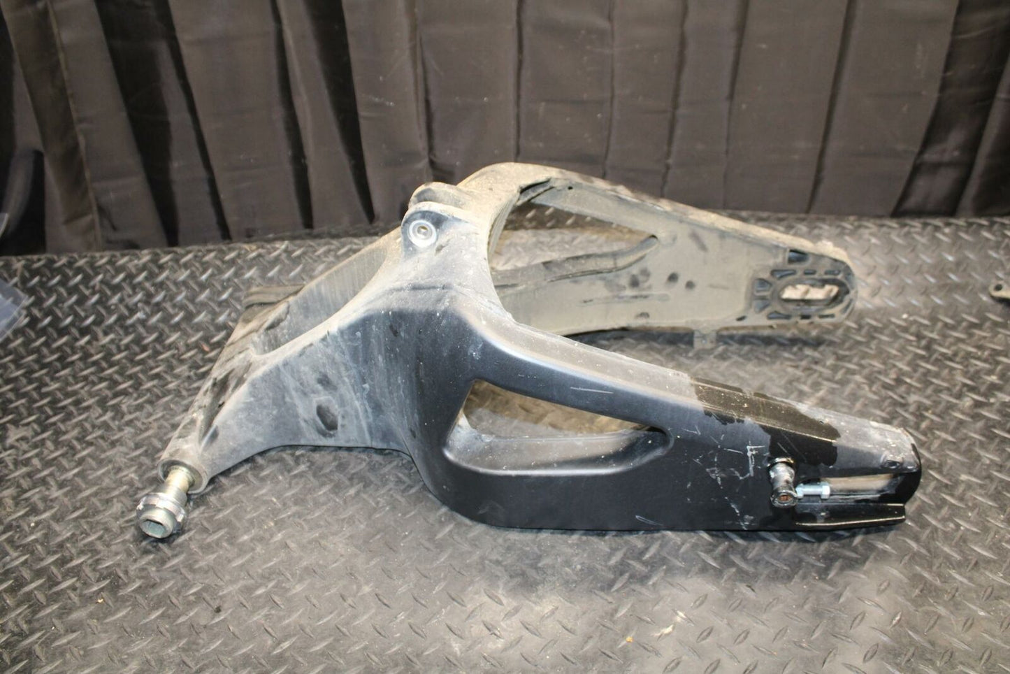 09-14 YAMAHA YZF R1 REAR SWINGARM BACK SUSPENSION SWING ARM BB196
