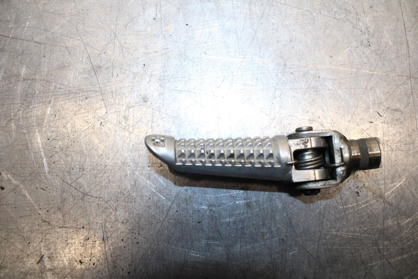 2002 Suzuki GSXR1000 LEFT FRONT FOOT REST PEG STEP 43526-35F00 BB73