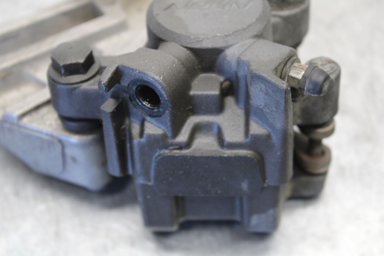 03-07 SUZUKI SV1000S REAR BACK BRAKE CALIPER W MOUNT BRACKET BB657