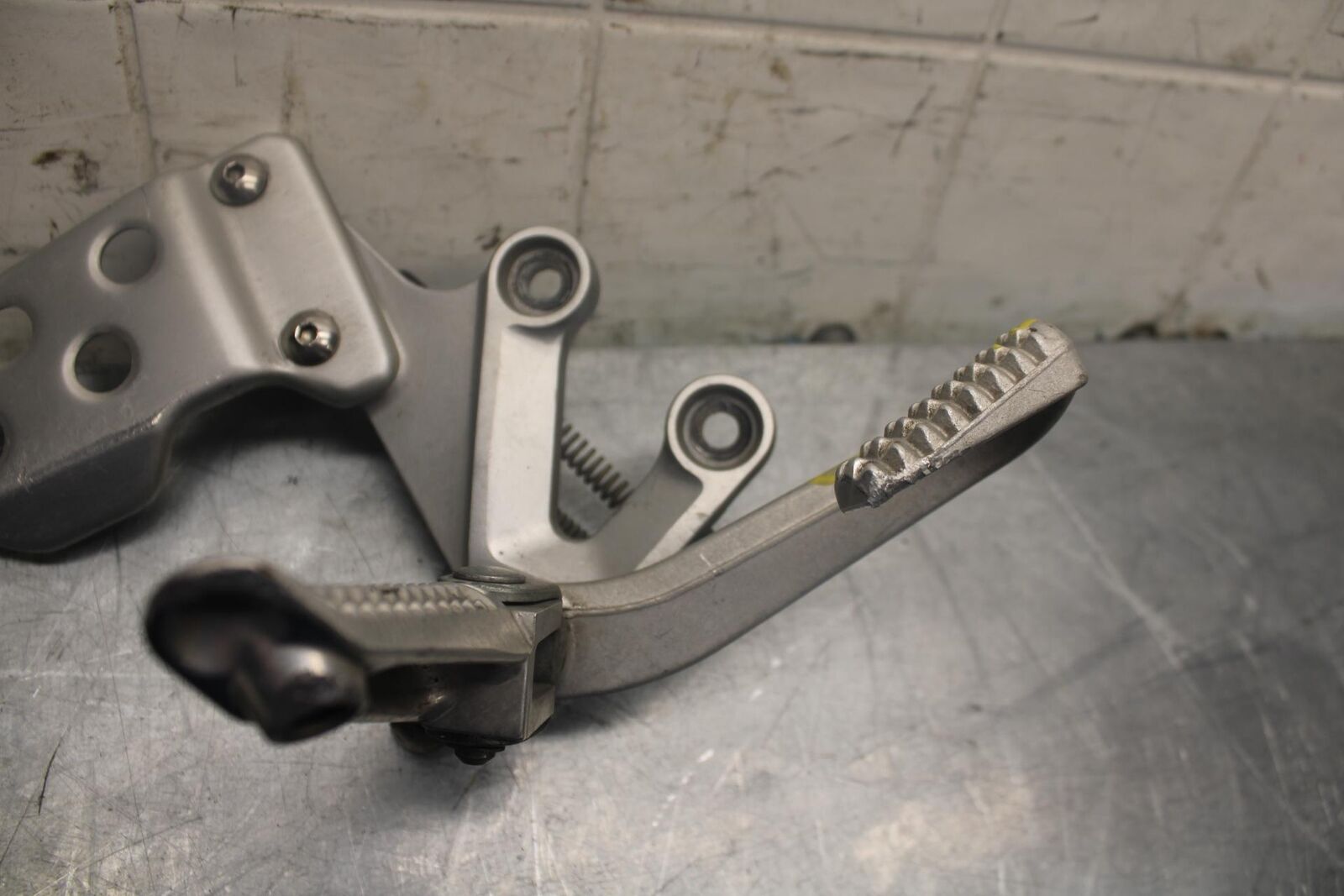 03-04 SUZUKI GSXR1000 RIGHT REARSET REAR SET DRIVER FOOT PEG REST STOP BB459