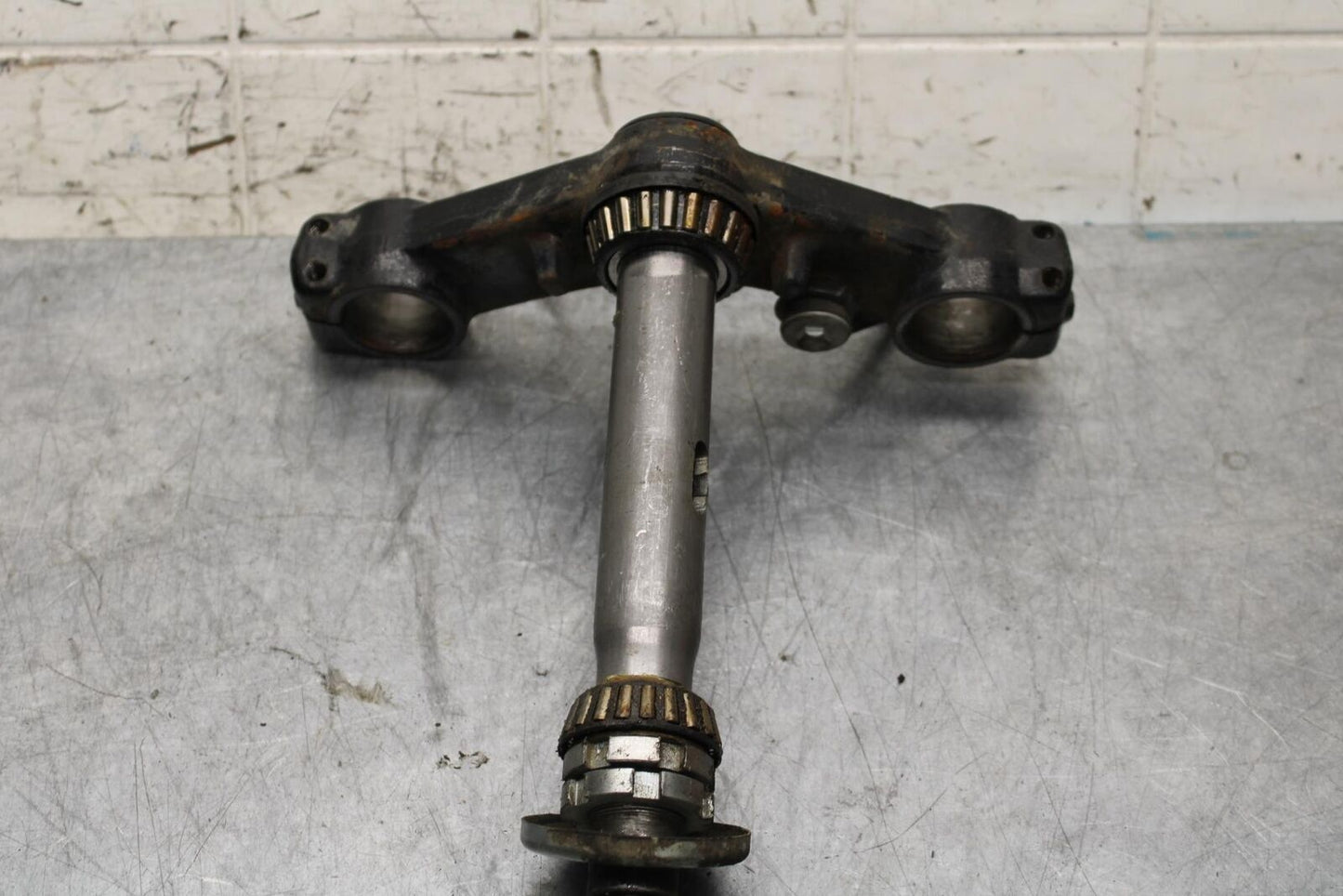 1977 Yamaha XS750 FRONT FORKS CLAMP LOWER TRIPLE TREE STEM 1J7-23340-02-33 BB554
