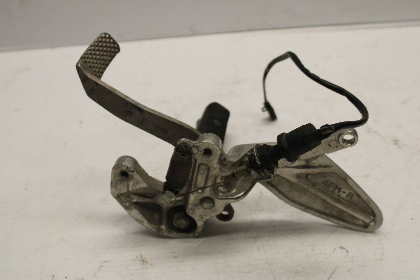 96 YAMAHA YZF750R RIGHT REARSET REAR SET DRIVER FOOT PEG REST STOP BB237 B