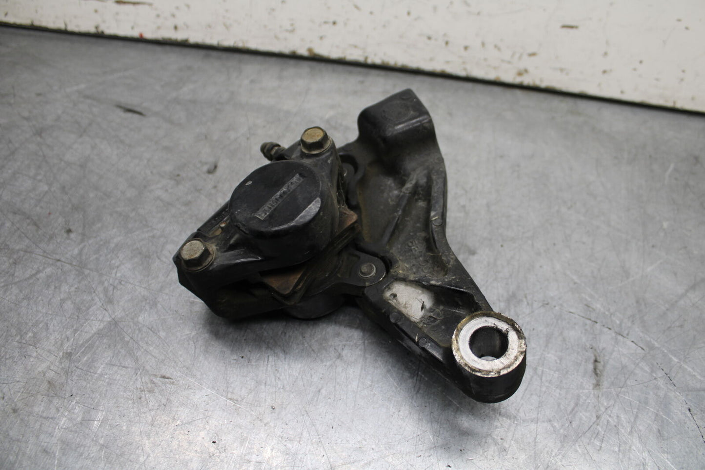 99-00 YAMAHA V STAR 1100 REAR BACK BRAKE CALIPER W MOUNT BRACKET BB711