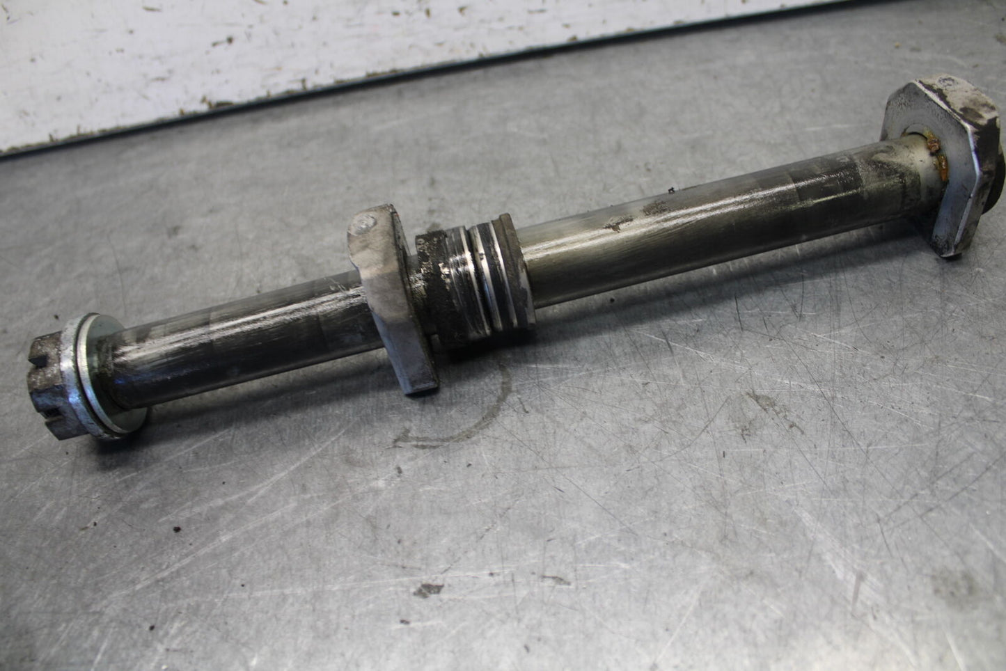 04 SUZUKI GSXR600 REAR AXLE BACK WHEEL RIM PIVOT BOLT AXEL 64711-33E10 BB676
